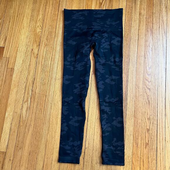 Spanx Leggings Womens Medium Look At Me Now Seamless Black Camo - Picture 1 of 8